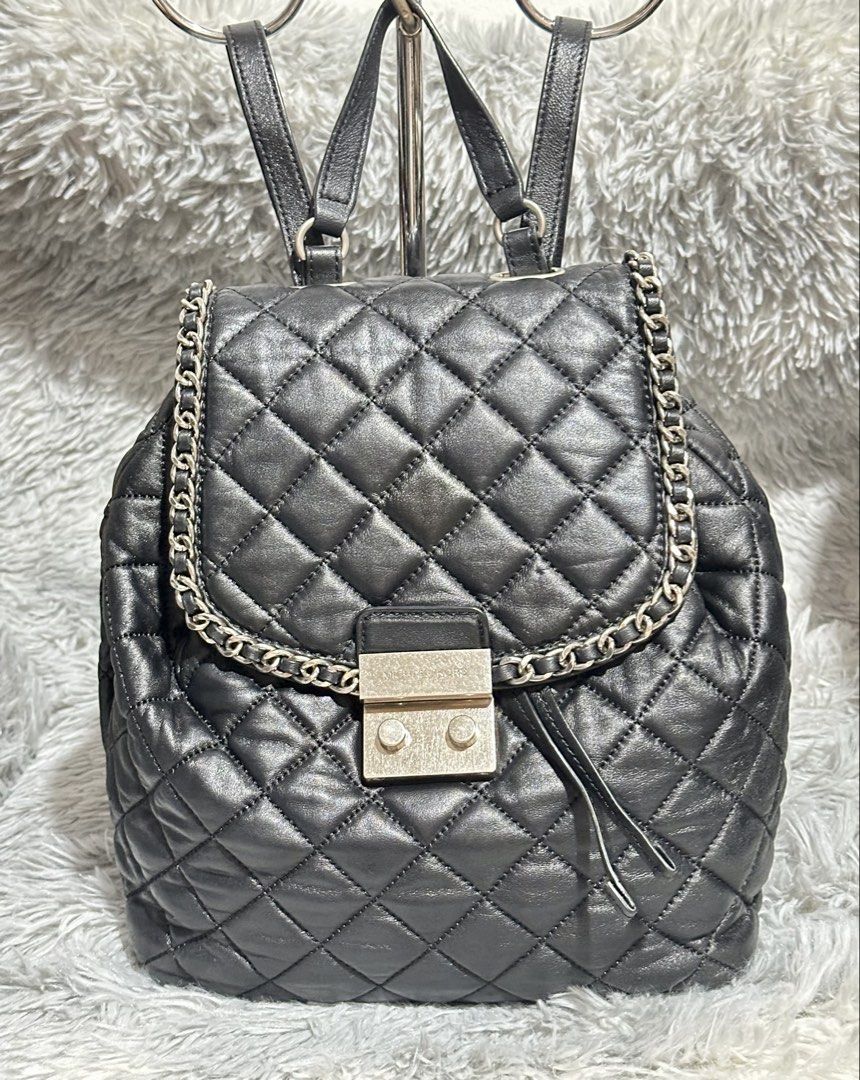 Preloved Mk Black Quilted medium backpack original 💯 (Category: Backpacks) located in Caloocan City. Submitted by rqueenluxuryph (Listing ID 1464138976, Image 2). Description: Preloved mk backpack original Size: medium Condition rate: 8/10 Honest issue: meron syang rubs sa piping ilalim na part Then mga silver hardware may mga scrathes which normal sa Preloved Over all bag is in good condition .