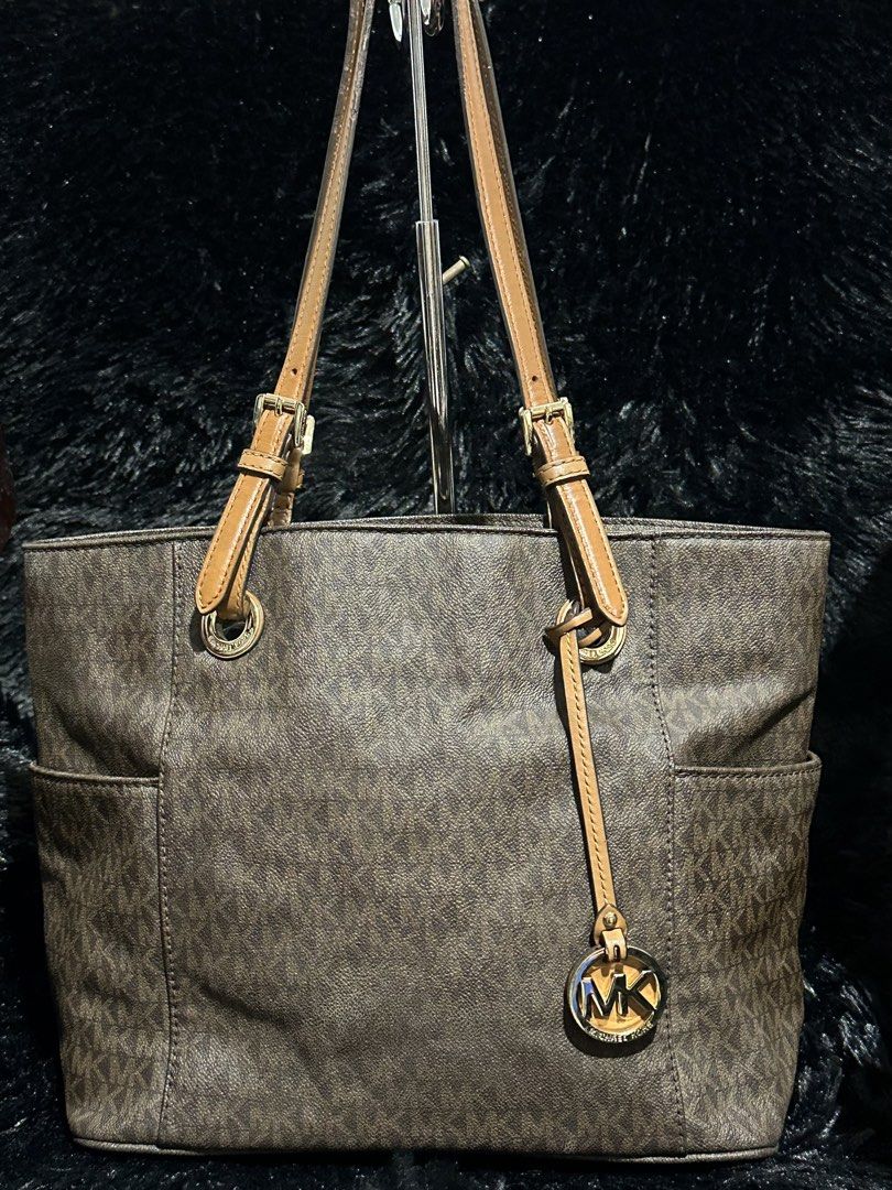 Preloved Mk tote bag orignal 💯 (Category: Tote Bags) located in Caloocan City. Submitted by rqueenluxuryph (Listing ID 1464140197, Image 2). Description: Preloved mk tote bag original 💯 Condition rate: 8/10 Honest issue: sign of usage May mk print na minor fades off d halata un lang over all bag is looks new .