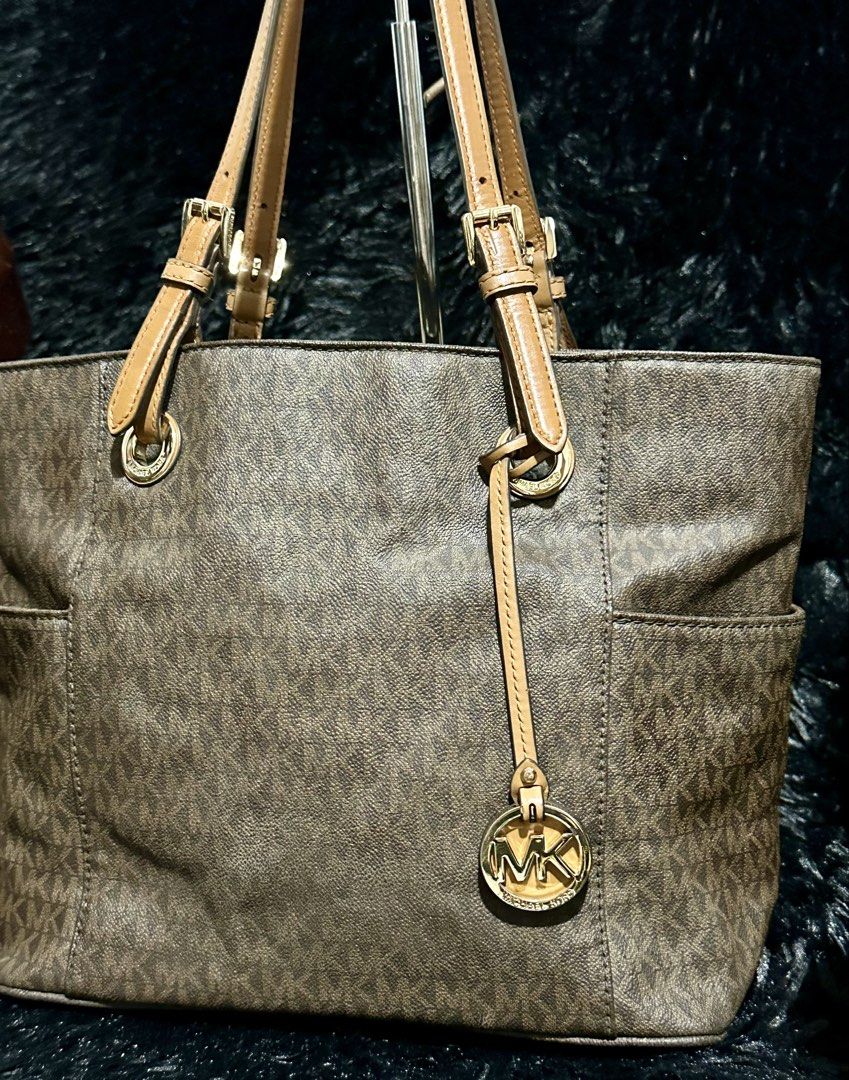 Preloved Mk tote bag orignal 💯 (Category: Tote Bags) located in Caloocan City. Submitted by rqueenluxuryph (Listing ID 1464140197, Image 3). Description: Preloved mk tote bag original 💯 Condition rate: 8/10 Honest issue: sign of usage May mk print na minor fades off d halata un lang over all bag is looks new .