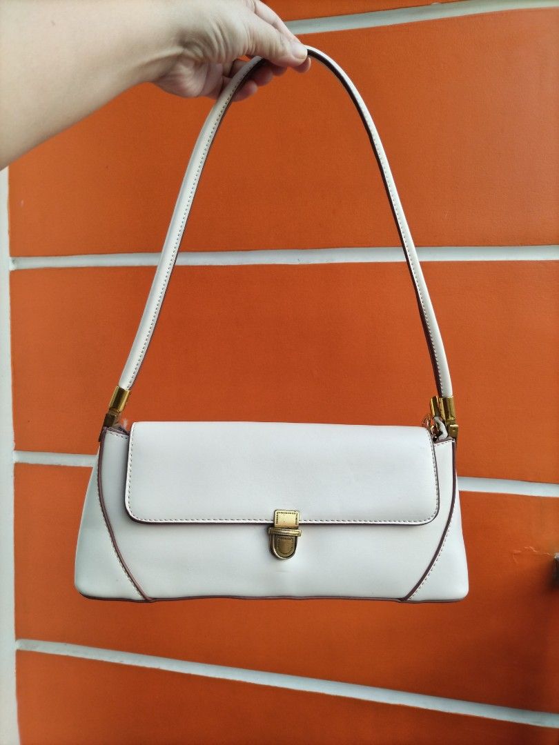 Preloved Shoulder Bag (Category: Shoulder Bags) located in Taguig. Submitted by wearepreloved83 (Listing ID 1464224017, Image 1). Description: Preloved Shoulder Bag Good Condition Sign of usage Bawal sa maselan Perfect pang ootd Pang gala.