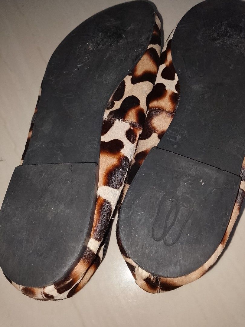Pretty Ballerinas Leopard Flats (Category: Flats & Sandals) located in Carmona. Submitted by rein_cllctns (Listing ID 1464248651, Image 3). Description: Pretty Ballerinas Preloved Shoes - Made in Spain Shows signs of wear and tear - Piece of peeled/worn material on the surface (See photo for reference) - Dirt/discoloration on the interior from previous use.