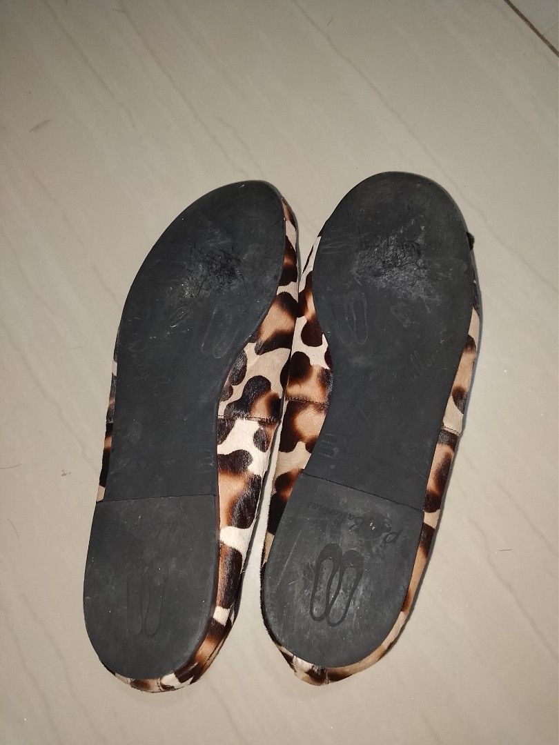 Pretty Ballerinas Leopard Flats (Category: Flats & Sandals) located in Carmona. Submitted by rein_cllctns (Listing ID 1464248651, Image 2). Description: Pretty Ballerinas Preloved Shoes - Made in Spain Shows signs of wear and tear - Piece of peeled/worn material on the surface (See photo for reference) - Dirt/discoloration on the interior from previous use.