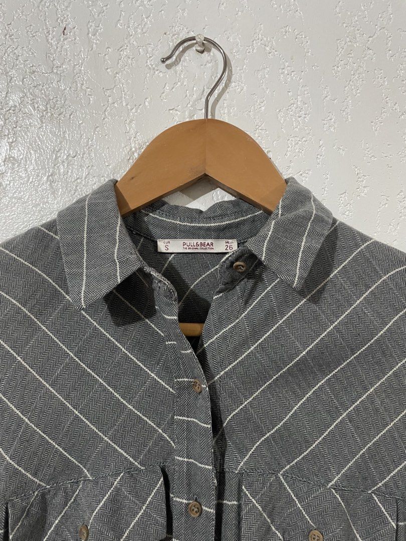 PULL & BEAR Grey Windowpane Plaid Dress-shirt (Category: Formal Shirts) located in Talisay. Submitted by mrjannchristian (Listing ID 1464312712, Image 2). Description: PULL&BEAR Grey Grid Plaid Shirt Design Details: • Non-functional pockets • Tiny Wooden Buttons Measurements: 21” - Chest/ Armhole-Armhole 31” - Length .