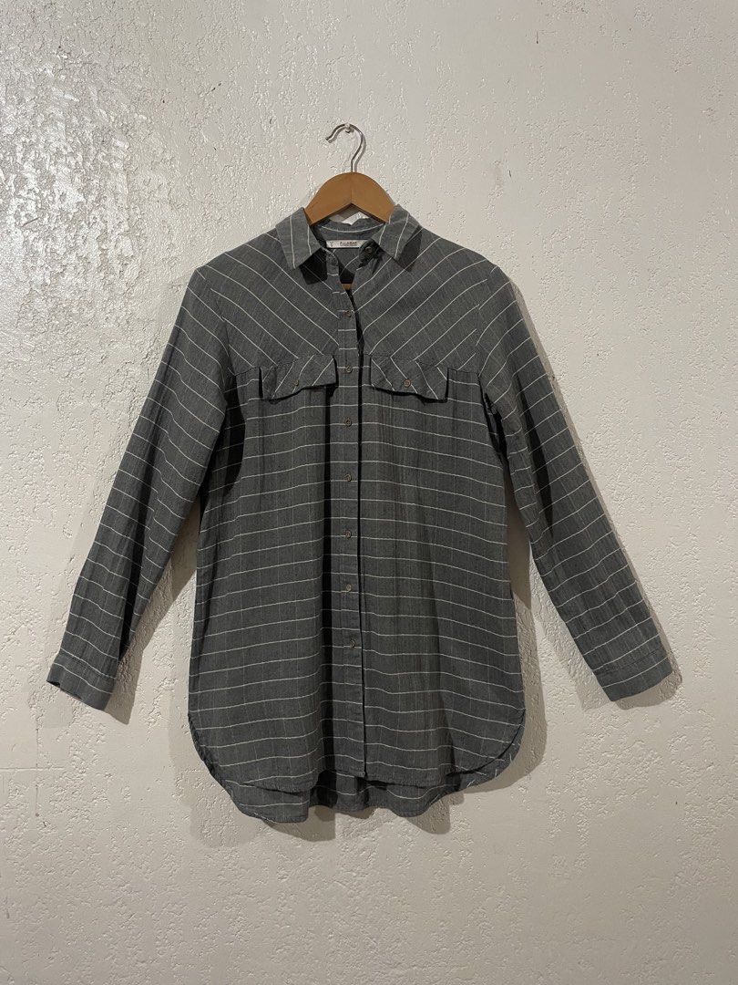 PULL & BEAR Grey Windowpane Plaid Dress-shirt (Category: Formal Shirts) located in Talisay. Submitted by mrjannchristian (Listing ID 1464312712, Image 1). Description: PULL&BEAR Grey Grid Plaid Shirt Design Details: • Non-functional pockets • Tiny Wooden Buttons Measurements: 21” - Chest/ Armhole-Armhole 31” - Length .