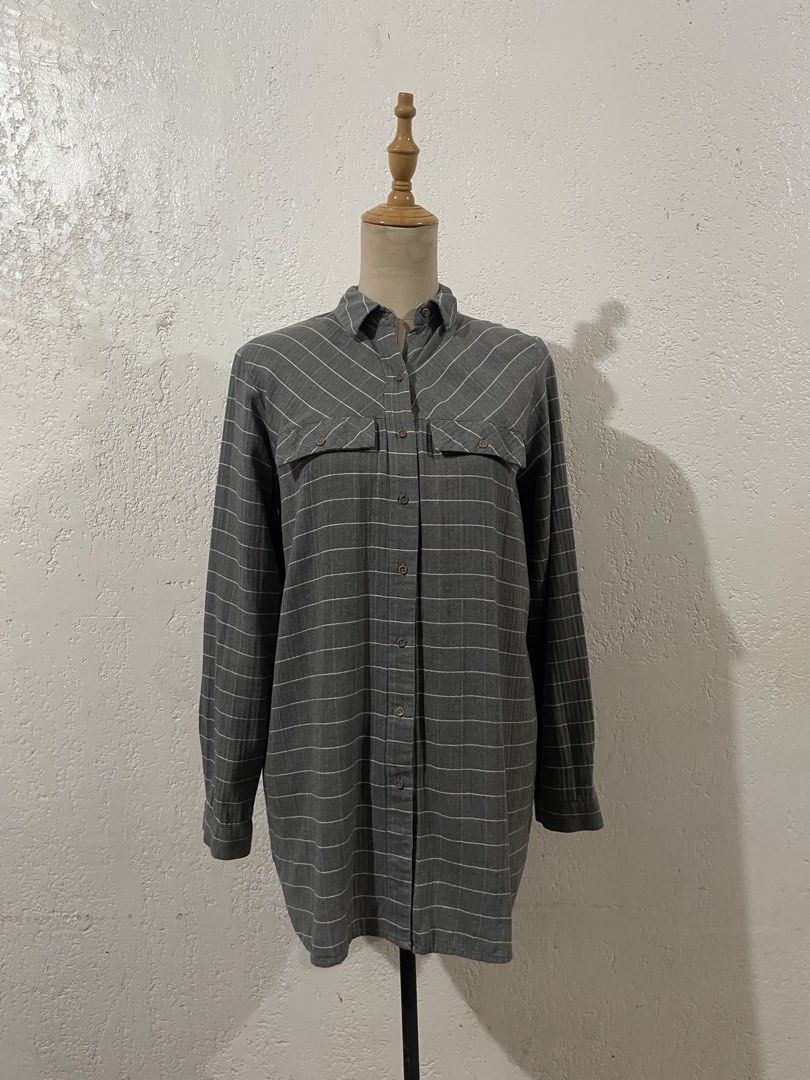 PULL&BEAR Grey Windowpane Plaid Boyfriend Shirt (Category: Shirts) located in Talisay. Submitted by mrjannchristian (Listing ID 1464314170, Image 2). Description: PULL&BEAR Grey Grid Plaid Shirt Design Details: • Non-functional pockets • Tiny Wooden Buttons Measurements: 21” - Chest/ Armhole-Armhole 31” - Length .