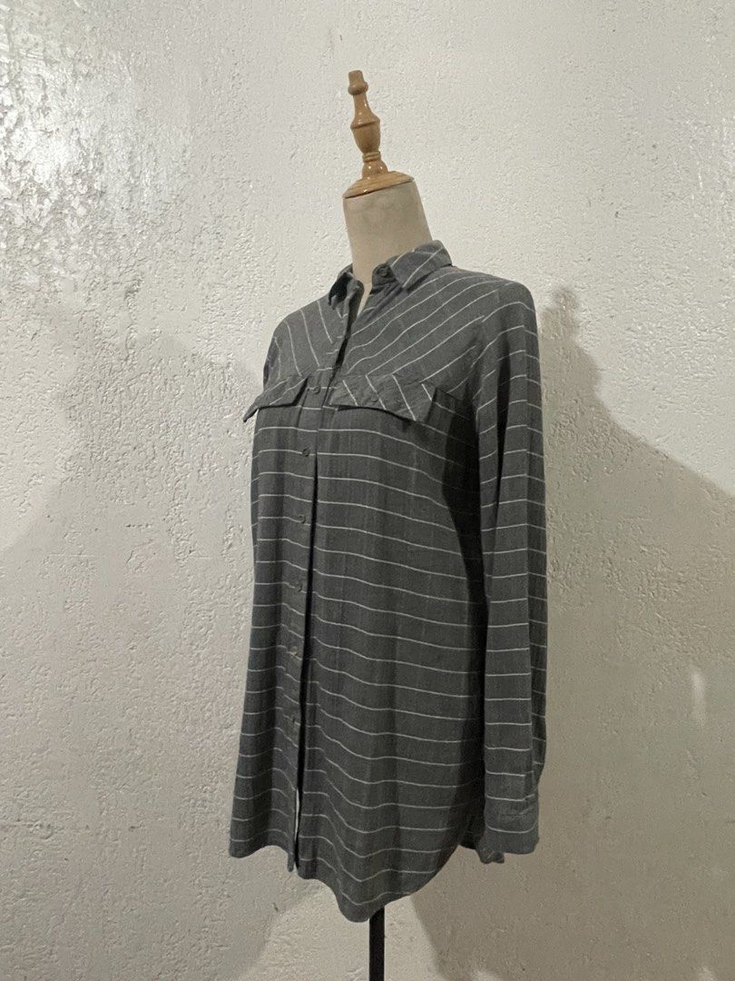 PULL&BEAR Grey Windowpane Plaid Boyfriend Shirt (Category: Shirts) located in Talisay. Submitted by mrjannchristian (Listing ID 1464314170, Image 1). Description: PULL&BEAR Grey Grid Plaid Shirt Design Details: • Non-functional pockets • Tiny Wooden Buttons Measurements: 21” - Chest/ Armhole-Armhole 31” - Length .