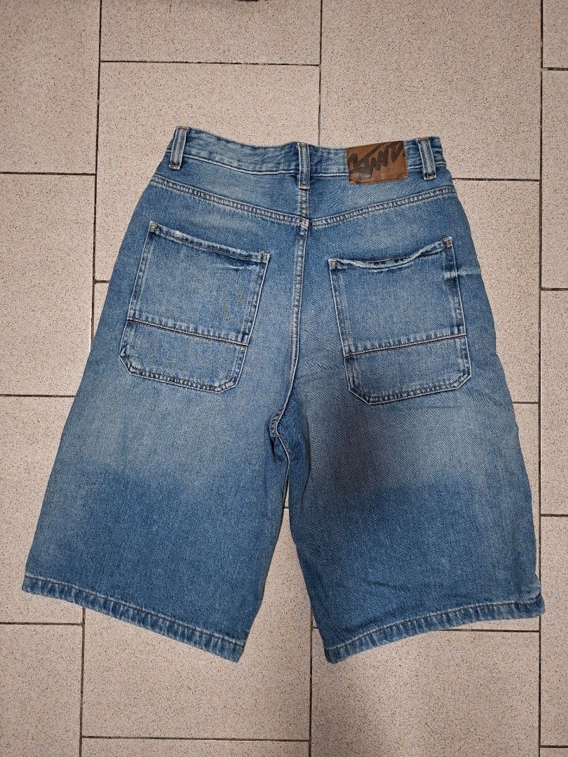 Pull&Bear Skater Fit Denim Shorts/Jorts (Category: Shorts) located in Manila. Submitted by jpegg_10 (Listing ID 1464240307, Image 2). Description: Lalamove/J&T (Buyers cover shipping) - Wash: Pull&Bear Medium Blue/ Vintage Blue - Size: EUR 36, US 29, MEX 29 Length - 24.5in Waist - 29in Inseam - 12.5in Location: Paranaque City nego price Gcash only Dm for questions and inquiry Rfs:wrong size/Clearing out.