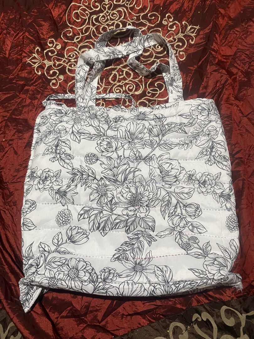 Quilted Floral Tote Bag (Category: Tote Bags) located in Manila. Submitted by reginemarquez412 (Listing ID 1464231835, Image 3). Description: - Stylish grey quilted tote bag - Features a colorful floral print - Black and white floral patterned straps - Ideal size for everyday use - Spacious interior for essentials - Great for shopping or daily errands.