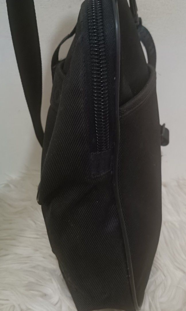 R. Robot Crossbody Bag (Category: Cross-body Bags) located in Davao. Submitted by naxarugal (Listing ID 1464168969, Image 2). Description: ukay source no issue size length 8.3:inches width 3 inches height 11.5 inches.