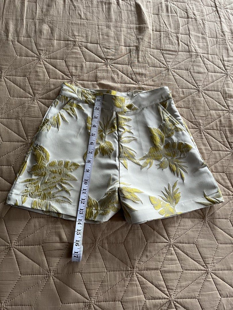 RAF MANILA DORINDA XS (Category: Sets or Coordinates) located in Calamba. Submitted by zarahzion (Listing ID 1464344705, Image 2). Description: RAF DORINDA Size XS Top & shorts Used Sold as set .