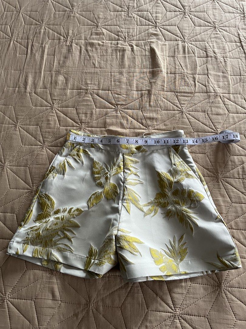 RAF MANILA DORINDA XS (Category: Sets or Coordinates) located in Calamba. Submitted by zarahzion (Listing ID 1464344705, Image 3). Description: RAF DORINDA Size XS Top & shorts Used Sold as set .