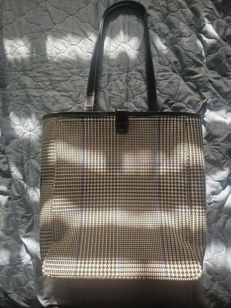 Ralph Lauren houndstooth plaid totebag (Category: Tote Bags) located in Manila. Submitted by ditrik26 (Listing ID 1464208773, Image 3). Description: Brand: Lauren Ralph Lauren Size: 16x14" Vintage / Y2KPattern: Classic Glen Plaid / Houndstooth with Accent Windowpane OvercheckColorway: Black and White with Blue Accent Lines Used, Has minor flaws in the piping. but nothing major. no stains, no holes, no tears..