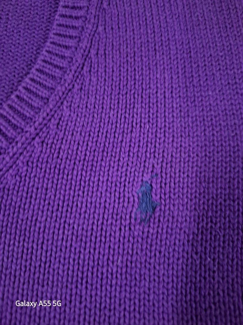 RALPH LAUREN VEST SLEEVELESS (Category: Sleeveless) located in Antipolo. Submitted by goldentiger-ac44 (Listing ID 1464141285, Image 2). Description: RALPH LAUREN V NECK KNIT SWEATER VEST Size medium Excellent condition Price 775 Antipolo city location.