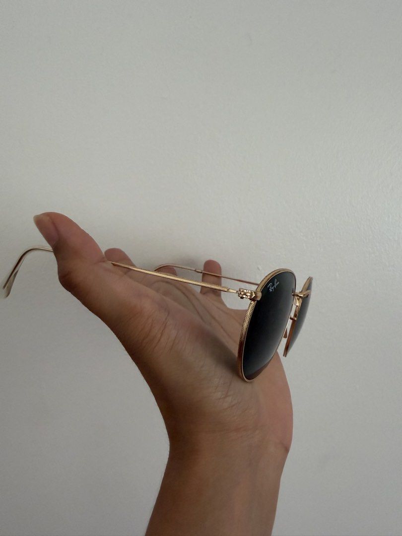 Ray-Ban Round Metal Sunglasses Gold Frame (Category: Sunglasses & Eyewear) located in Paranaque City. Submitted by ferrewr (Listing ID 1464193439, Image 2). Description: - Authentic Ray-Ban Round Metal sunglasses - Classic gold frame - Iconic green lenses - Comes with original case - Timeless and versatile style for everyday wear.
