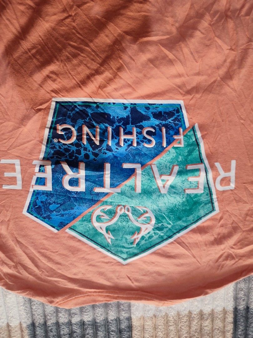 Realtree (Category: Formal Shirts) located in Batangas. Submitted by byahenipeanut (Listing ID 1464204084, Image 3). Description: excellent condition 9.8/10 color rate.