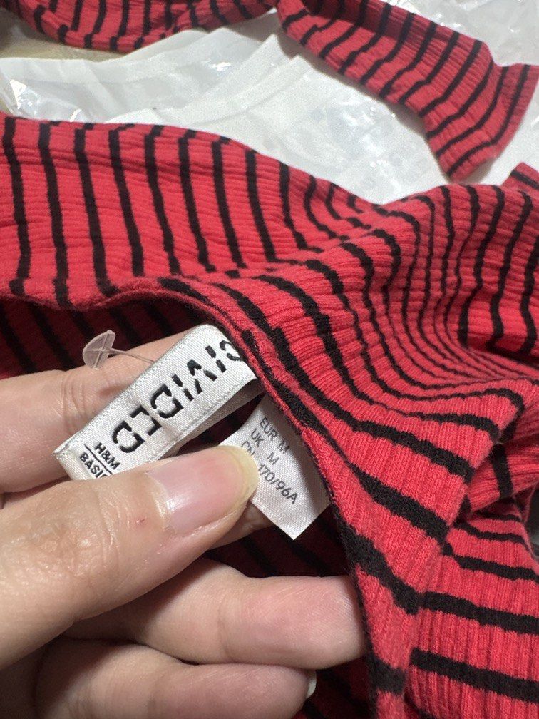 Red and Black Knitted Longsleeves Bodysuit (Category: Others Tops) located in Mexico. Submitted by studioleraph (Listing ID 1464269734, Image 3). Description: 🛍️ Perfect for your personal wardrobe 🫶 👗 The actual item being sold is the original garment shown in the product photos. Small differences in fit, drape, color, texture, or details may occur. 💌 Condition: • Preloved; Please wash the items before wearing. • Please manage expectations as