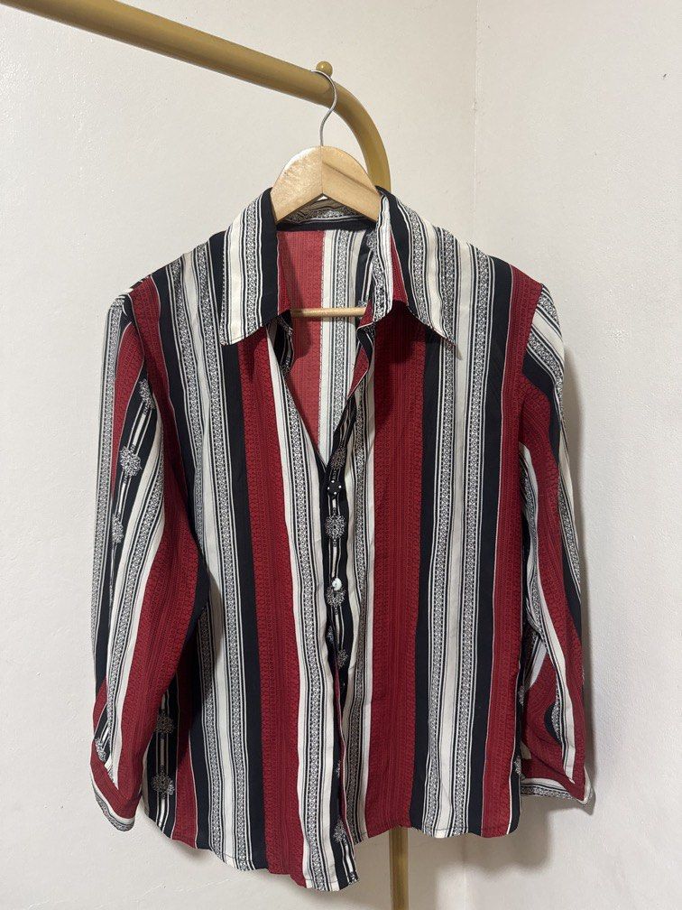 Red Striped Vintage Longsleeves (Category: Longsleeves) located in Mexico. Submitted by studioleraph (Listing ID 1464230875, Image 1). Description: 🛍️ Perfect for your personal wardrobe 🫶 👗 The actual item being sold is the original garment shown in the product photos. Small differences in fit, drape, color, texture, or details may occur. 💌 Condition: • Preloved; Please wash the items before wearing. • Please manage expectations as these are 