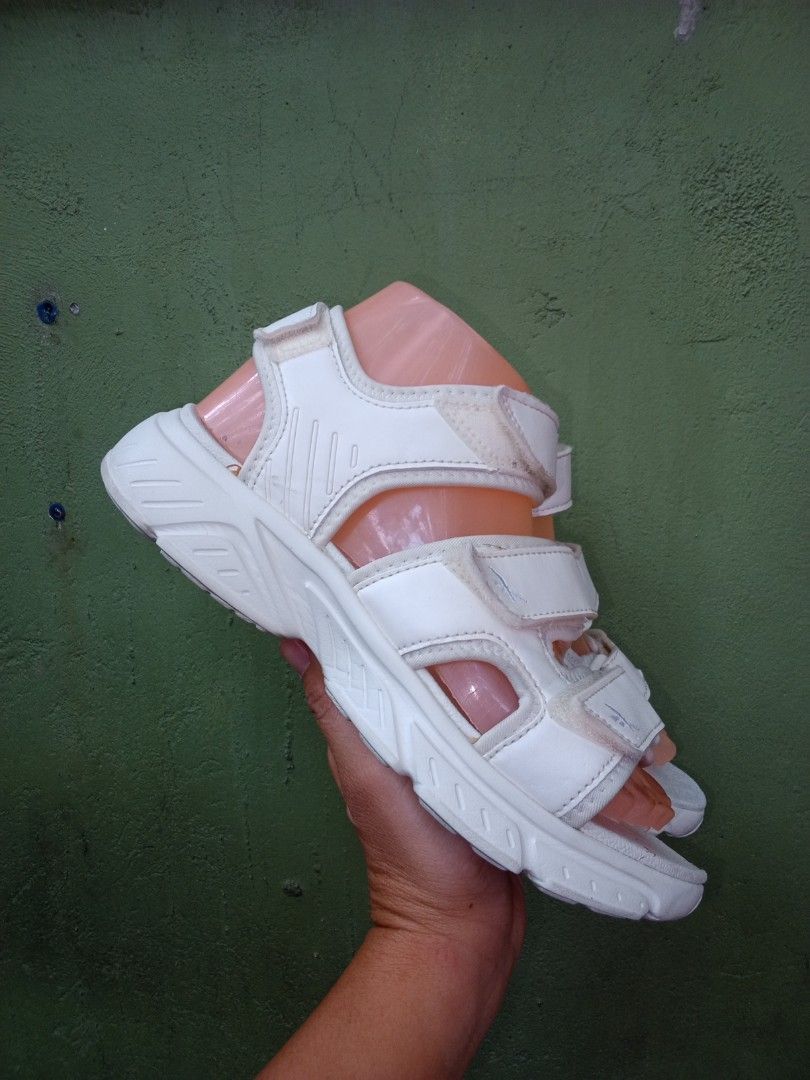 Reebok (Category: Flats & Sandals) located in General Santos City (Dadiangas). Submitted by ukayonlineshoppe (Listing ID 1464276893, Image 3). Description: 23cm. excellent condition nonslip original.