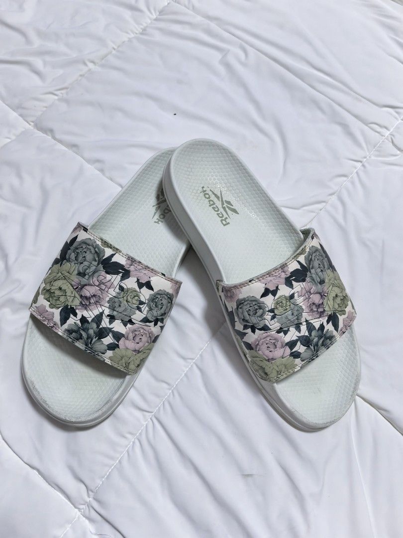 Reebok Sandals, Size 9 (Category: Flats & Sandals) located in Naga. Submitted by princessta62477 (Listing ID 1464281882, Image 1). Description: .