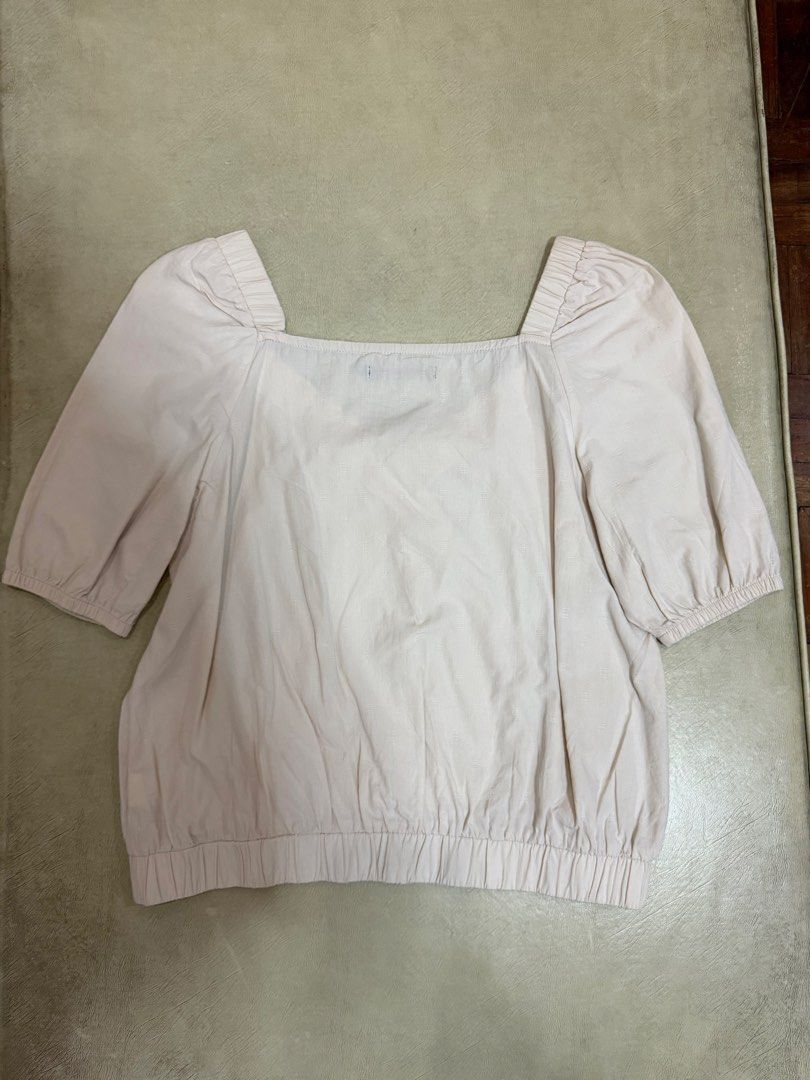 Regatta VNeck Puff Sleeve Top (Category: Blouses) located in Manila. Submitted by abigailyao21949 (Listing ID 1464191429, Image 2). Description: Regatta VNeck Puff Sleeve Top •Size: S •Price: 530 php •In good condition - Cream colored top from Regatta - Chic puff sleeves - Elasticated hem for a comfortable fit.