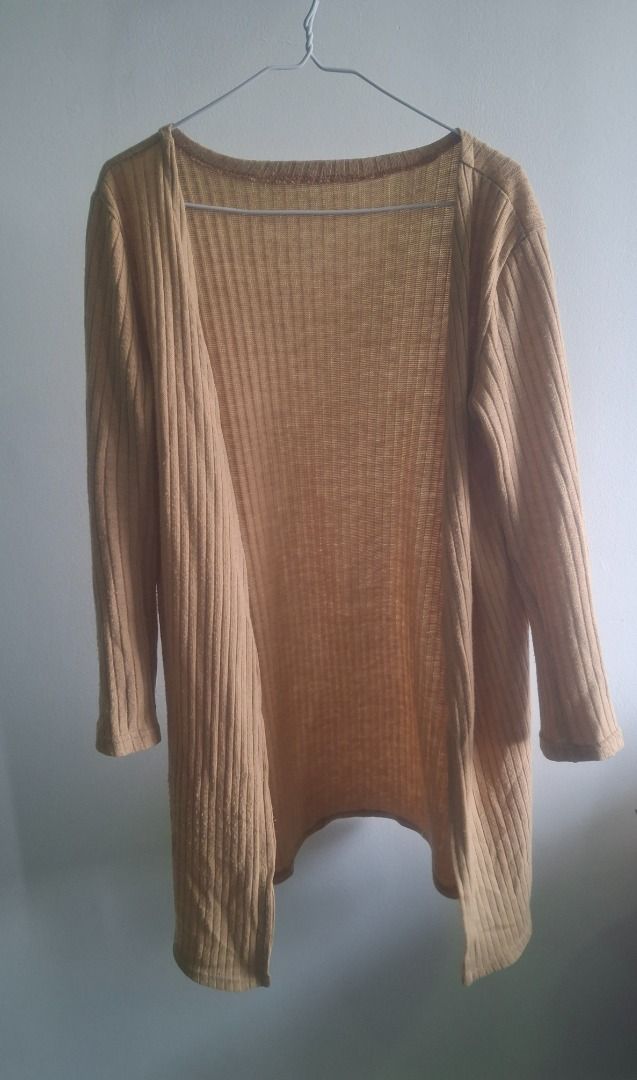 Ribbed Knit Long Sleeve Cardigan (可議價 或 以物易物 Price negotiable or Accept Bartering & Swapping) （分類：外套及戶外衣服）位於 Hong Kong。 由 Swapmarthk 提交（商品編號 1464271412，圖片 1）。簡介： - Lightweight ribbed knit cardigan - Long sleeves, relaxed fit - Neutral tan color, versatile - Ideal for layering over tops or dresses - Simple and easy to style 。