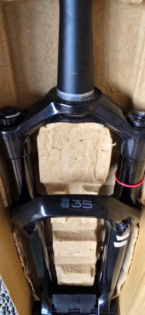 Rockshox Fork 35G RL 29er Brandnew (Category: Bicycles) located in Marikina City. Submitted by asklito (Listing ID 1464173459, Image 2). Description: Rockshox Fork 35G RL 29er Brandnew Installed for a day but never used Ideal for E-MTB dahil may kabigatan Bought from Lifecycle for Php19,000 Marikina or BGC.