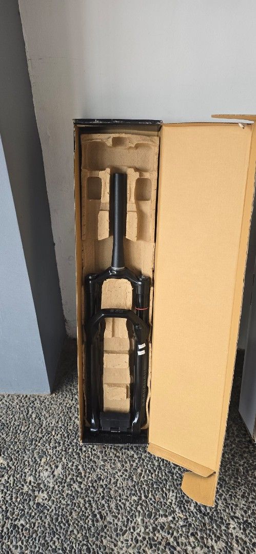 Rockshox Fork 35G RL 29er Brandnew (Category: Bicycles) located in Marikina City. Submitted by asklito (Listing ID 1464173459, Image 1). Description: Rockshox Fork 35G RL 29er Brandnew Installed for a day but never used Ideal for E-MTB dahil may kabigatan Bought from Lifecycle for Php19,000 Marikina or BGC.