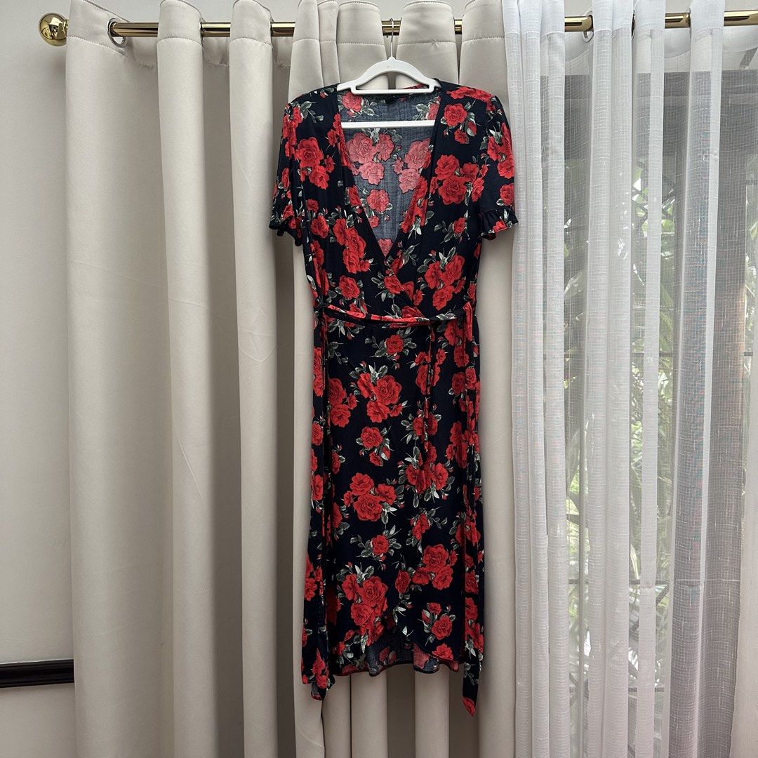 Rose Floral Print Dress (Category: Dresses) located in Cainta. Submitted by tooonico (Listing ID 1464221471, Image 1). Description: RFS: Not my size anymore MOP: GCash/Maya/Maribank/UB.