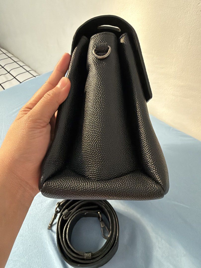 Rouge & Lounge Spirito Eclipse (Category: Cross-body Bags) located in Manila. Submitted by meldydsant58389 (Listing ID 1464211586, Image 3). Description: Rouge & Lounge Spirito Eclipse Released: Last 2017 (Original price before 24k to 35k) Condition: Like New Selling Price: 2,000 (nego) Rouge & Lounge Spirito Eclipse bag features a distinctive fine-grain pebbled (caviar-like) texture with a slightly semi-gloss finish. Super nice leather as in! 👌