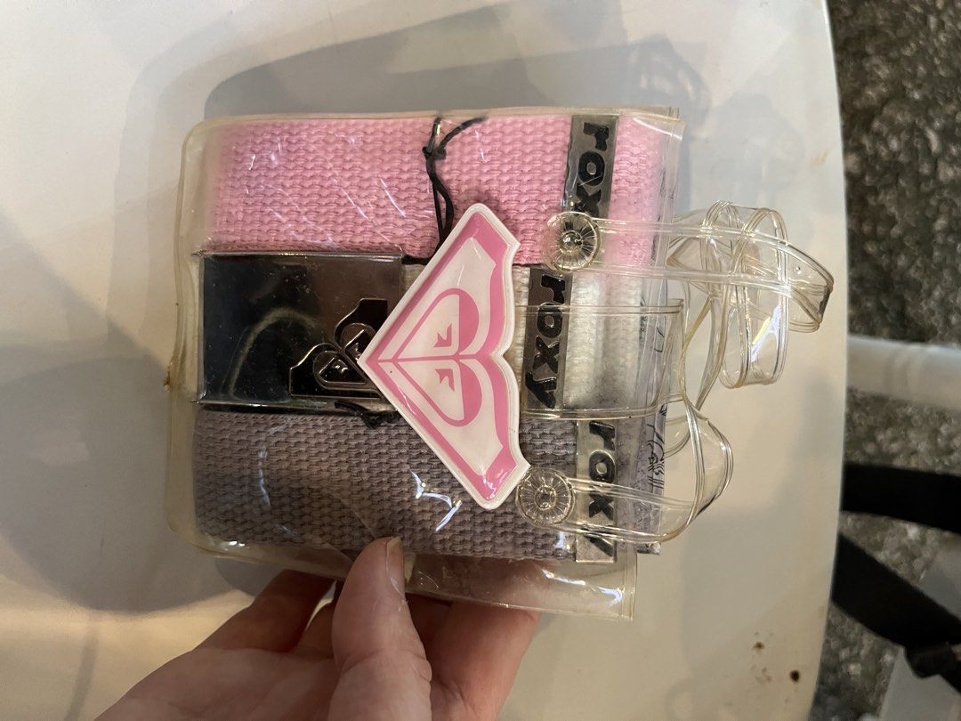 Roxy （分類：腰帶）位於 Hong Kong。 由 dawn_jenny 提交（商品編號 1464104017，圖片 9）。簡介： Roxy腰帶$130 Roxy電話繩$80 Roxy腰帶（1 set 3條）$180。