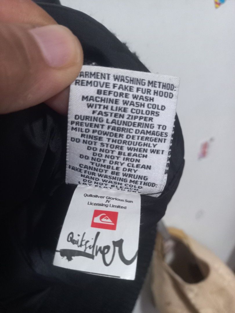 Roxy Black Puffer Vest with Hood Size S (Category: Coats, Jackets and Outerwear) located in Manila. Submitted by maryjoyenc89891 (Listing ID 1464244719, Image 2). Description: - Black Roxy puffer vest - Attached hood for extra warmth - Signature purple Roxy logo on the front - Ribbed cuffs ensure a snug and comfortable fit - Quiksilver branding visible on the inside tag - Ideal for layering over other clothing - Please check photos for detailed c
