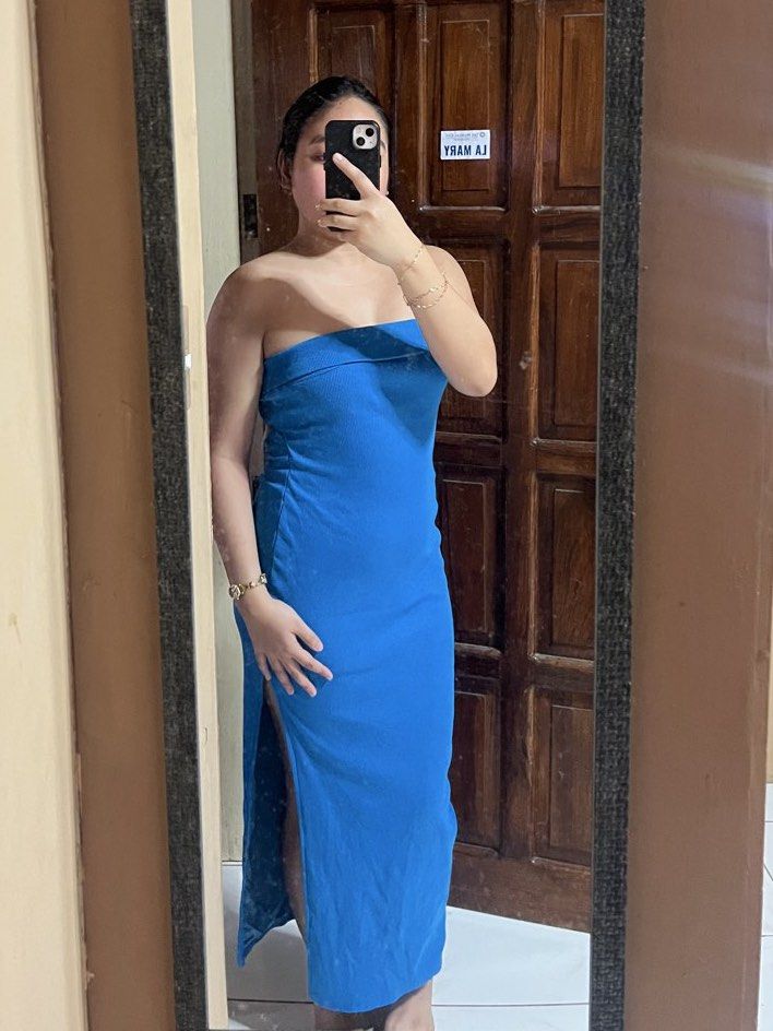 Royal Blue Strapless Bodycon Dress (Category: Dresses) located in Dagupan City. Submitted by whimsyluns (Listing ID 1461827876, Image 1). Description: seller height: 5’4 dress sizing: bust: 26-30inch waist: 30-34 length: 43 ~slit at the side ~fold design at bust area ~royal blue color 10/10 color condition ~ has back details -thick fabric not shein type iykyk 💙perfect for formal dress/ evening date/ formal date so chic 🫶🏻 .