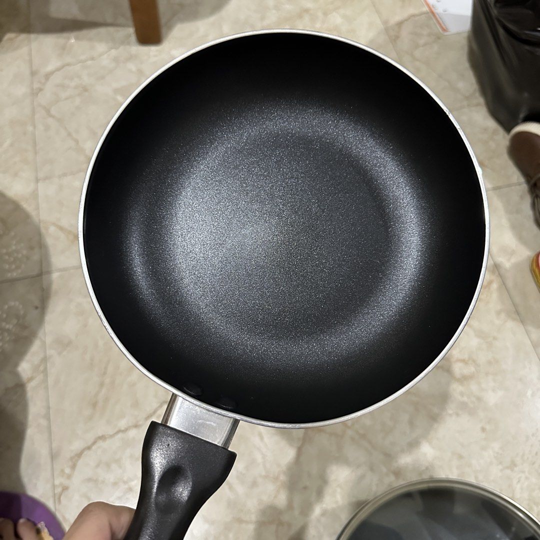Royal King Non-Stick Frying Pan (Category: Cookware & Accessories) located in Kawit. Submitted by wevibevintage (Listing ID 1464299753, Image 1). Description: 8inches.