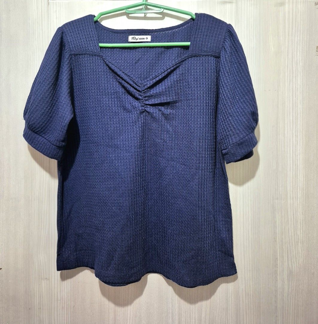 RRJ Navy Blue Textured Square Neck Top (Category: Sleeveless) located in San Mateo. Submitted by sellbypelle (Listing ID 1464223590, Image 1). Description: Pre Loved ITEM 🌸 Brand: RRJ W: 20(stretchable) L : 24 No Issue 📍 Location: Rizal 📦 +sf via J&T only ⏳ No rush shipping 💡 Actual color may vary slightly due to lighting and screen settings. .