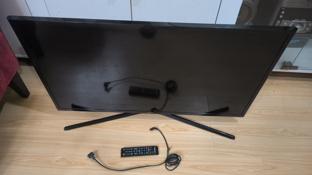 Samsung LED TV Basic 40 inch (Category: TV) located in Pateros City. Submitted by von282 (Listing ID 1464247041, Image 1). Description: Location : Pateros The Samsung UA40M5000AG (model code UA40M5000AGXXP) is a 40-inch Full HD basic LED television. ❗Please see attached pictures for reference ❗Issue: Replaced back light year 2025 ❗Issue: Hairline vertical black line (barely noticeable) appeared this August 2026 (when it was not used) 👍🏼 RFS: De