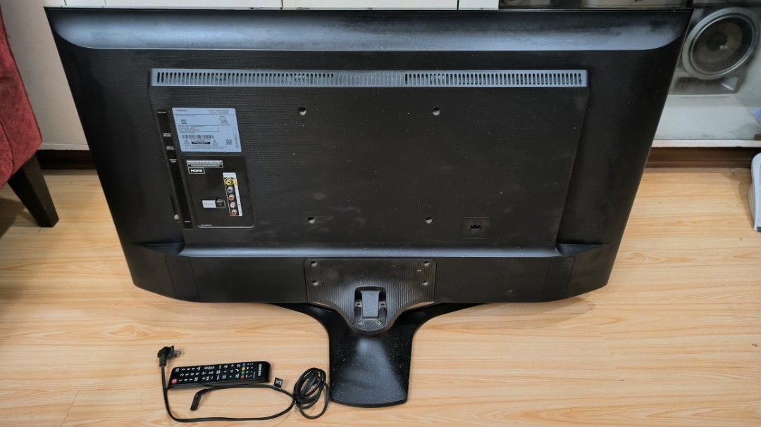 Samsung LED TV Basic 40 inch (Category: TV) located in Pateros City. Submitted by von282 (Listing ID 1464247041, Image 2). Description: Location : Pateros The Samsung UA40M5000AG (model code UA40M5000AGXXP) is a 40-inch Full HD basic LED television. ❗Please see attached pictures for reference ❗Issue: Replaced back light year 2025 ❗Issue: Hairline vertical black line (barely noticeable) appeared this August 2026 (when it was not used) 👍🏼 RFS: De