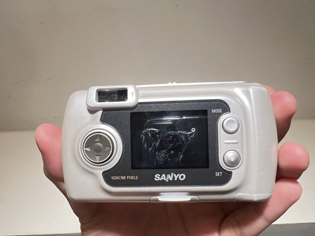 Digital Camera : Sanyo VPC-X360 (Category: Cameras) located in Cebu City. Submitted by mc80. (Listing ID 1464149758, Image 2). Description: SANYO VPC-X360 Inclusion: -Panasonic Rechargeable Battery -Card Reader easy to transfer thru ipad n iphone Issue: -There’s a slight crease on the screen, but it doesn’t affect the image quality or the pictures taken..