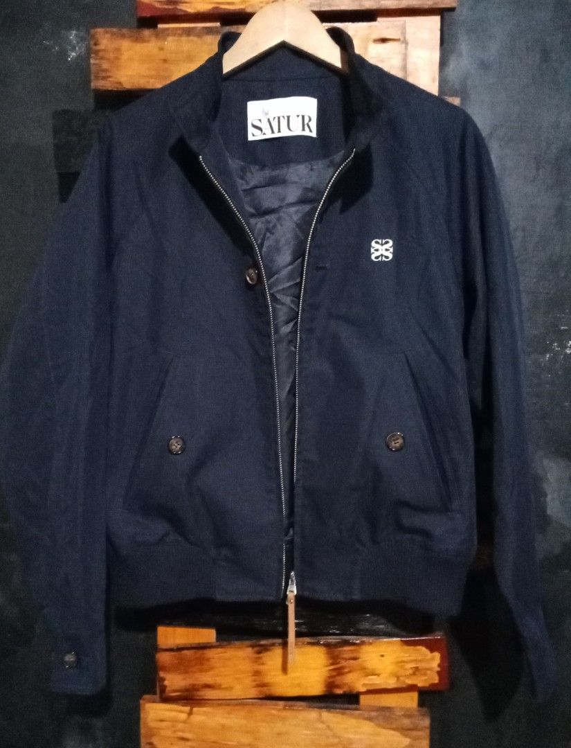 SATUR Navy Bomber Jacket with Embroidered Logo (Category: Coats, Jackets and Outerwear) located in Caloocan City. Submitted by calmcat_6fd4f7 (Listing ID 1464142170, Image 2). Description: - Navy blue SATUR bomber jacket - Size: M - Zip-up front closure - Buttoned pockets - Small embroidered logo on chest - Ribbed cuffs and hem - Made in China.