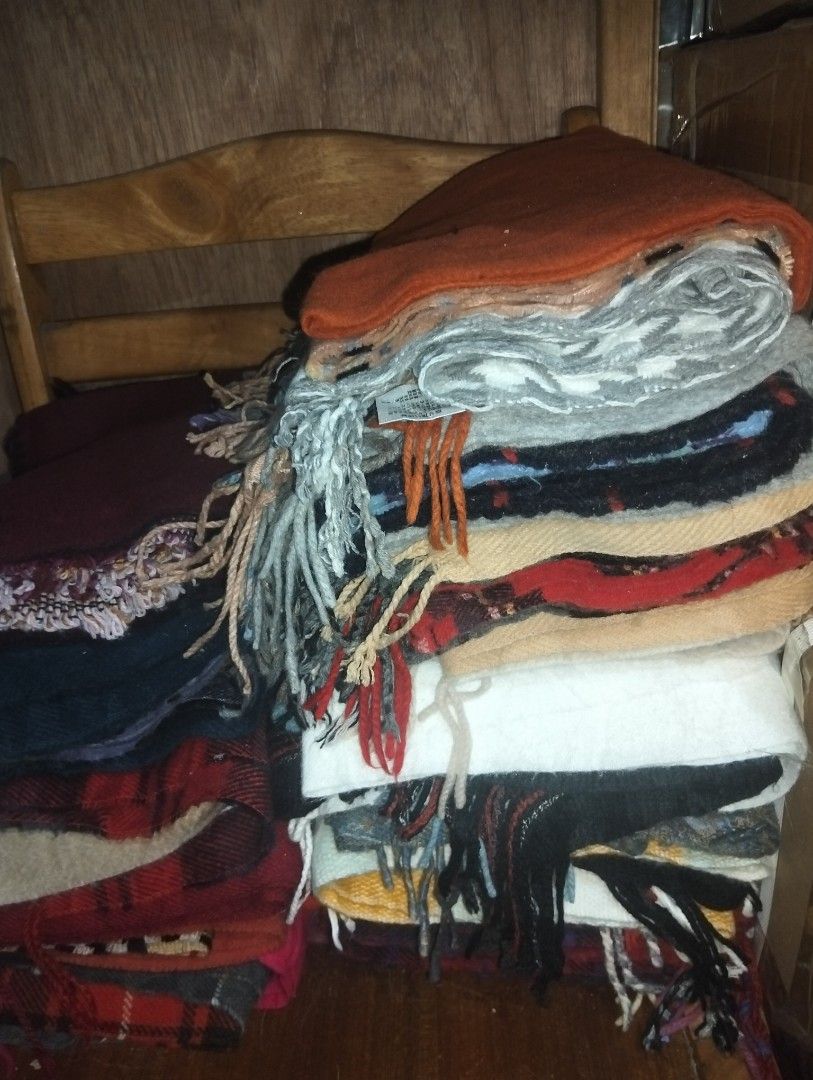 Scarf Bundle 3pcs Assorted (Category: Scarves) located in Caloocan City. Submitted by girlshopmcollection (Listing ID 1464299110, Image 2). Description: Ukay Width Dimension 8 to 12 inches.