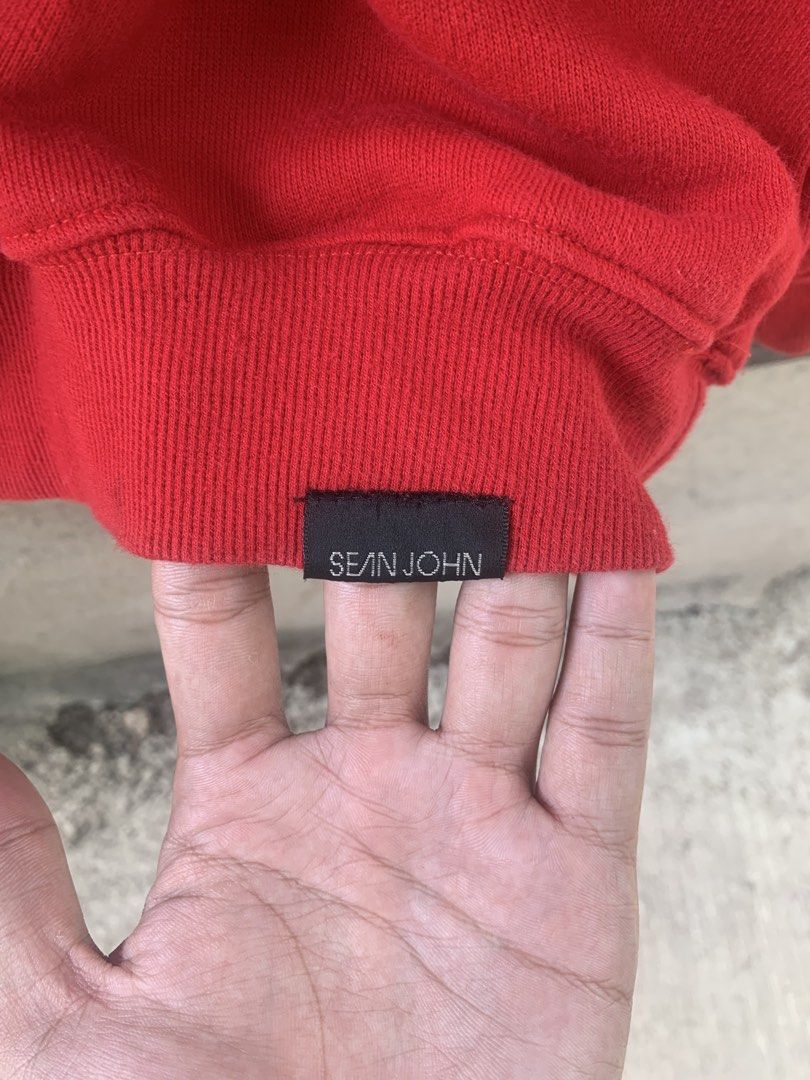 SEAN JOHN Long Sleeve (Category: Tshirts & Polo Shirts ) located in Cebu City. Submitted by lnrd_finds (Listing ID 1464219980, Image 3). Description: SEAN JOHN Long Sleeve M on tag Width 24 Length 28 Issue: Black stain (See last photo) Excellent condition Need wash Color rate and condition: 9.5/10 450 + shipping fee (Mine now, Pay now).