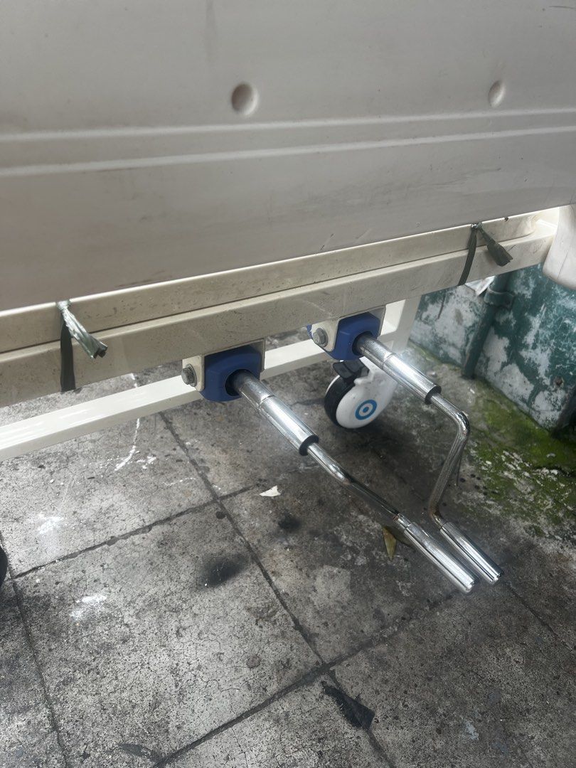 Secong hand hospital bed (Category: Bed Frames & Mattresses) located in Makati City. Submitted by bentabentabilinakayo (Listing ID 1456252805, Image 3). Description: Second hand Hospital bed Price 6500 pesos Makati pick up.