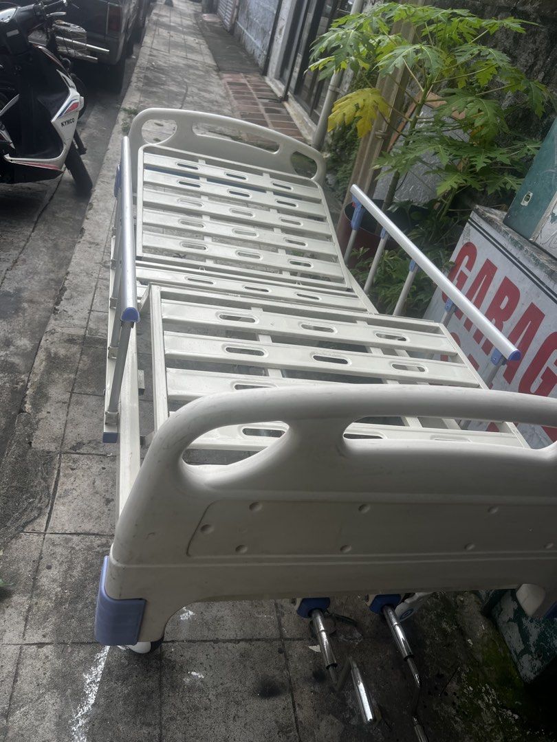 Secong hand hospital bed (Category: Bed Frames & Mattresses) located in Makati City. Submitted by bentabentabilinakayo (Listing ID 1456252805, Image 2). Description: Second hand Hospital bed Price 6500 pesos Makati pick up.