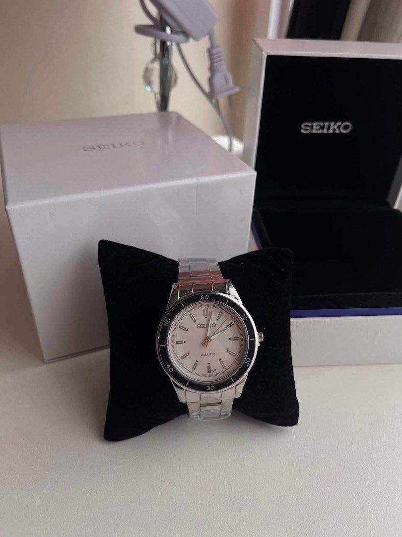 Seiko Quartz Watch with Box (Category: Men's Watches) located in Malabon City. Submitted by tinxoxo (Listing ID 1464328422, Image 1). Description: WITH BOX AND PAPERBAG - Seiko Quartz Watch - Sleek silver-tone metal strap - Clean white watch face with silver hour markers and hands - Includes original Seiko box - Ideal for everyday wear.