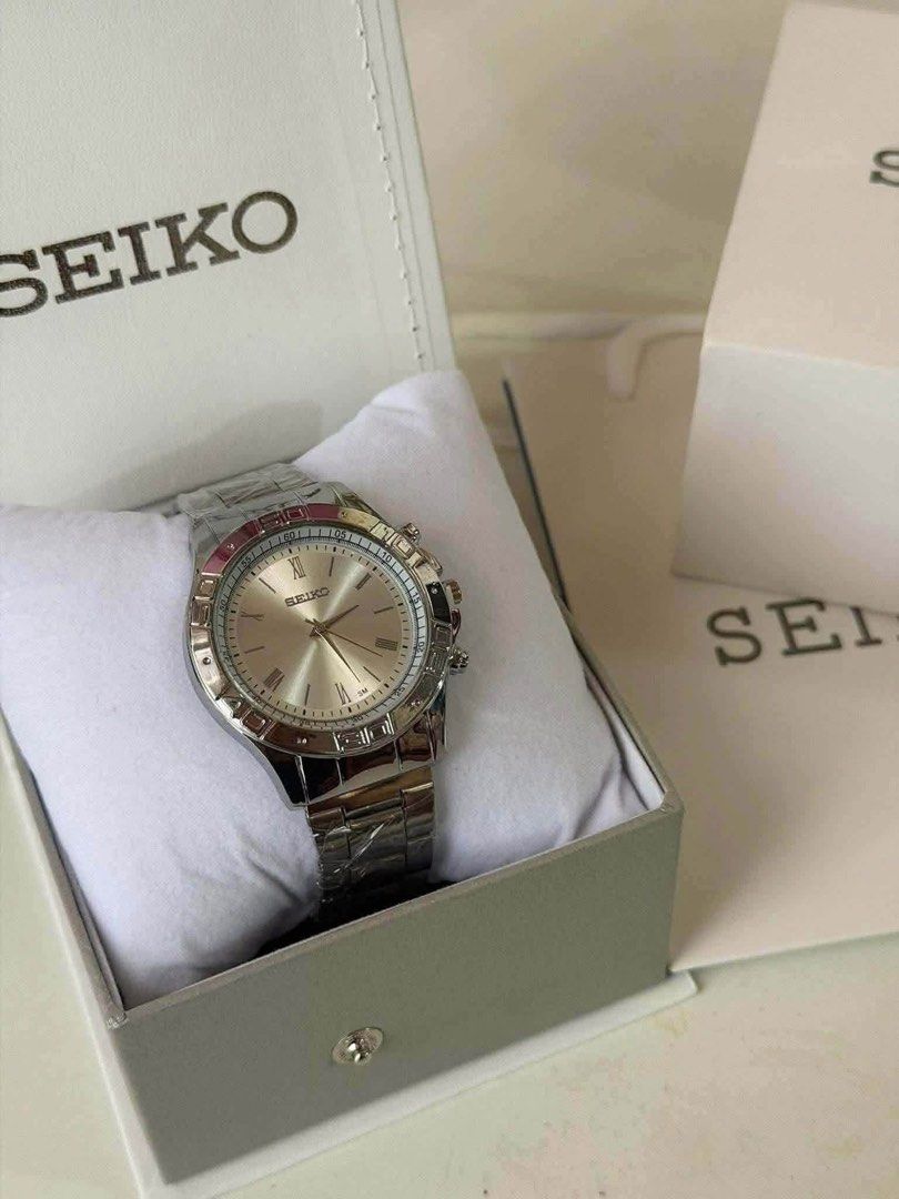 Seiko Watch (Category: Men's Watches) located in Malabon City. Submitted by tinxoxo (Listing ID 1464328083, Image 1). Description: WITH BOX AND PAPERBAG - Seiko Watch - Silver Metal Strap and Casing - Light Champagne Watch Face - Silver Hour Markers - Includes Original Seiko Box - Ideal for Everyday Wear - Great Gift Option.