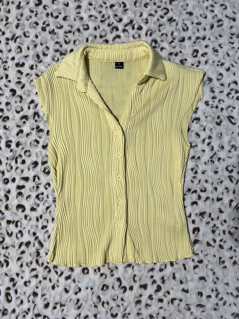 semi-sleeved button down top (Category: Shirts) located in Paranaque City. Submitted by meichimo (Listing ID 1464213895, Image 2). Description: ⌗ semi-sleeve button down top brand: SHEIN size: S color: yellow style: lapel collar and textured wave knit fabric if you're interested, feel free to send me a message, i'm open to answer any questions and negotiations :) NOTE!! - don't make an offer if not sure buyer! - no cancellations once order is con