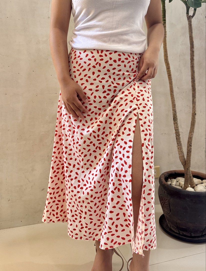 SHEIN maxi skirt with slit (Category: Skirts) located in Tuguegarao City. Submitted by rerack.ph (Listing ID 1464227358, Image 1). Description: - SHEIN skirt - Color: white and red - only used once - skirt with slit - perfect for casual and dressing up - size reference: models waist is 27-28 NO COD PRICE + SF .