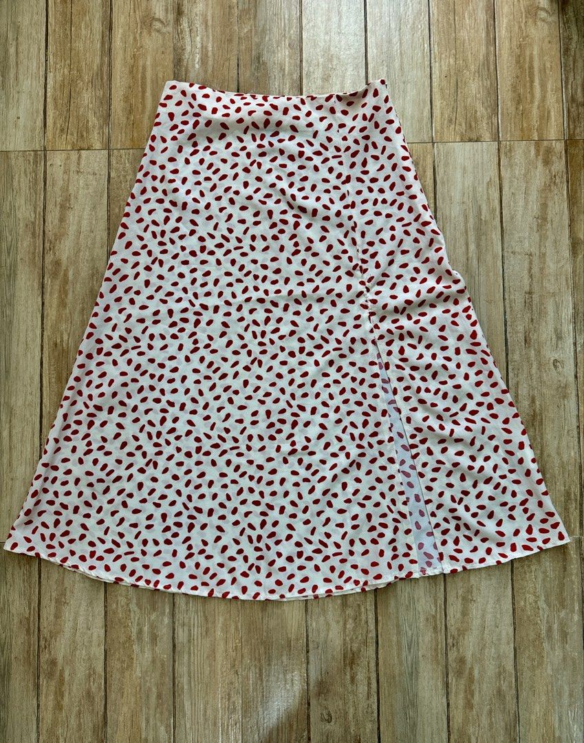SHEIN maxi skirt with slit (Category: Skirts) located in Tuguegarao City. Submitted by rerack.ph (Listing ID 1464227358, Image 2). Description: - SHEIN skirt - Color: white and red - only used once - skirt with slit - perfect for casual and dressing up - size reference: models waist is 27-28 NO COD PRICE + SF .
