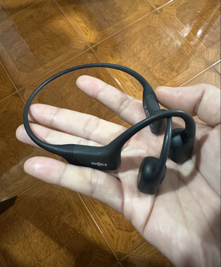 SHOKZ OPENRUN s803 (Category: Headphones & Headsets) located in Dasmarinas. Submitted by maycruz1991 (Listing ID 1464345287, Image 2). Description: SHOKZ OPENRUN Original Shokz OpenRun S803 Black Good working condition Open-ear / bone conduction IP67 water & sweat resistant Up to 8 hrs battery Inclusion : Charging Cable and unit only . NO ORIG CASE VERMOSA DASMA CAVITE.