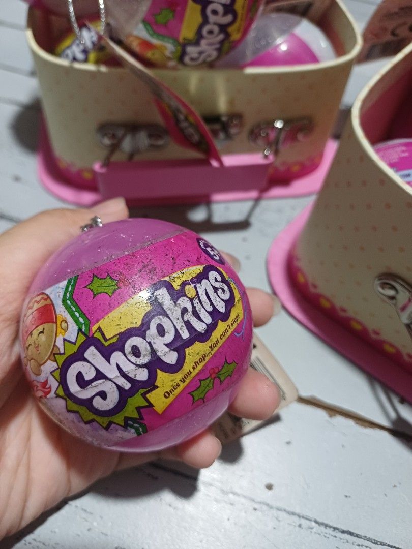 Shopkins Bauble Balls - 2016 Christmas Edition (Category: Kids Toys) located in Manila. Submitted by mangotango12 (Listing ID 1464236930, Image 1). Description: UNOPENED Shopkins Bauble Balls - 2016 Christmas Edition /16 to collect! Experience the nostalgia of Shopkins unboxing ✨️✨️ Inclusions: - 1 Bauble - 2 Shopkins DOES NOT include Hello Kitty box/luggage. Only for display. 3rd slide is full 16 collection to collect from this collection (2016 