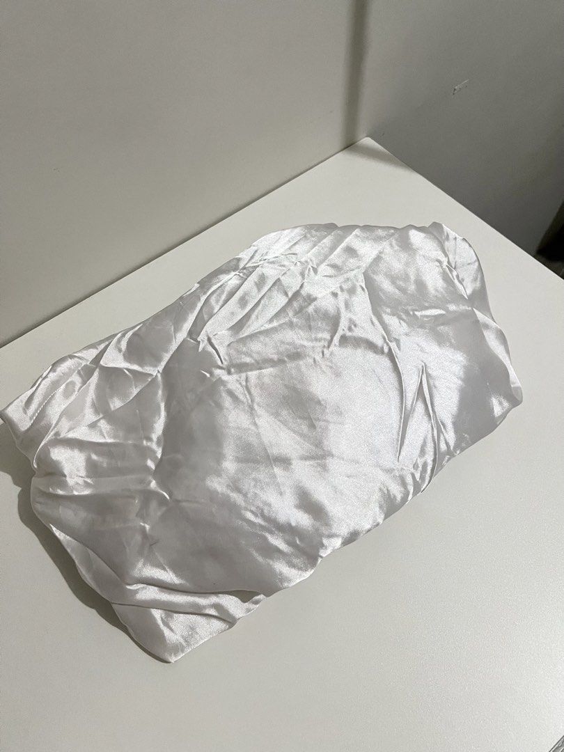 Silk bedsheet (double) (Category: Bedding & Towels) located in Quezon City. Submitted by styleandcomfort (Listing ID 1464293921, Image 1). Description: Message me for inquiries 😊.